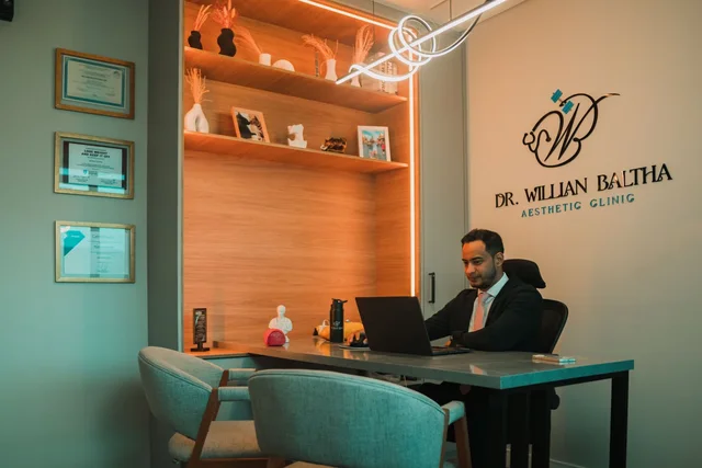 Dr. Willian Baltha em seu consultório