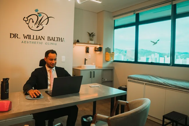 Dr. Willian Baltha em atendimento no consultório da clínica
